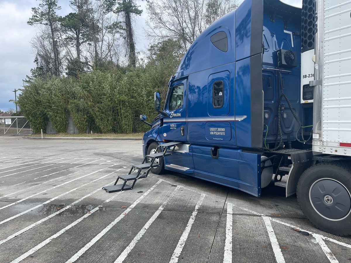 PetClassics's tweet photo. Foldable dog stairs / collapsible dog steps for semi trucks are a much better solution than dog ramps for semi trucks, since a dog ramp would need to extend a lot further out due to steepness. If too steep, a dog will refuse to use a ramp!
#dogssteps #dogstairs #dogramp https://t.co/F72yf9IZ2j