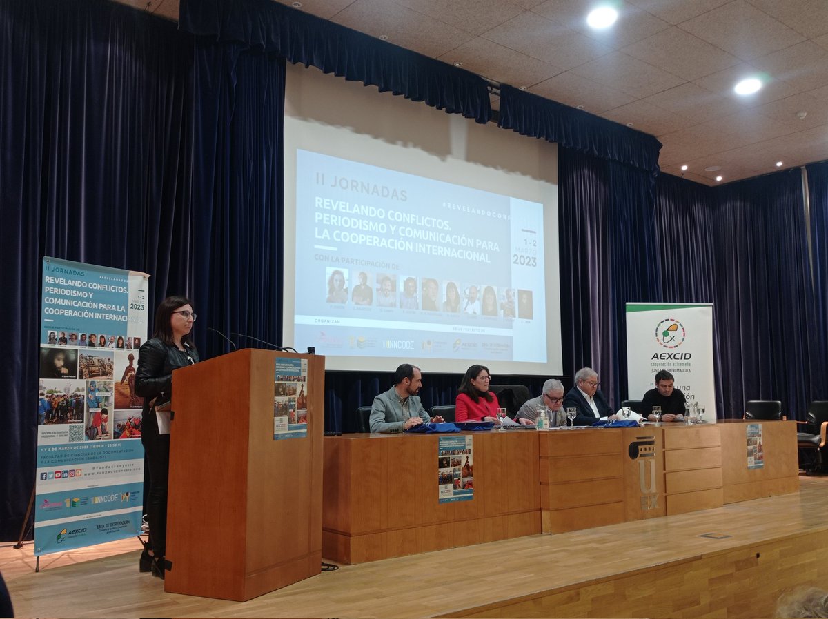 🎤La periodista <a href="/Espedemaria/">Esperanza Rayo</a> presenta en #Badajoz las ‘II Jornadas Revelando Conflictos’. Escuchamos a grandes profesionales de la #comunicación que viven en primera persona los problemas que asolan el planeta 🌍 Organizan #AEXCID y <a href="/CooperasUex/">CooperAS_UEx</a> con <a href="/fundacionyuste/">Fundación Yuste</a>