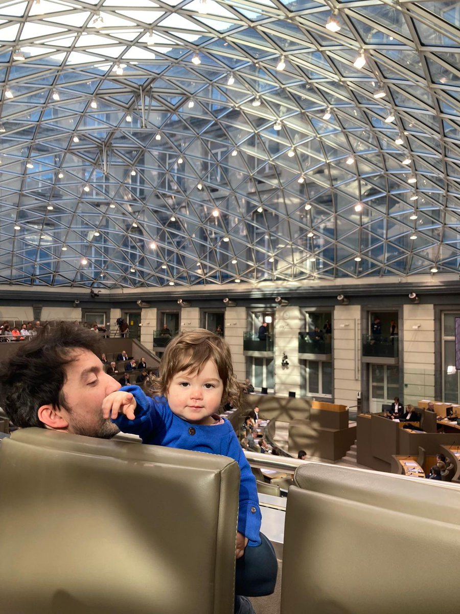 13e week actie. De lente komt eraan, maar er is nog altijd geen zicht op structurele maatregelen. Dus ook deze week komen ouders met baby’s en peuters de plenaire vergadering in het Vlaamse parlement volgen, begeleid door een delegatie van de feministische organisaties.