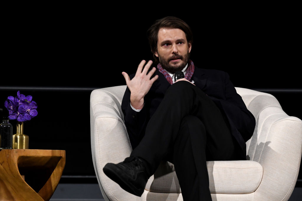 RollingStone's tweet image. Sources say Sam Levinson’s scripts contained disturbing sexual and physically violent scenes. One proposed scene involved Lily-Rose Depp carrying an egg in her vagina and if she broke or dropped the egg, The Weeknd's character would refuse to "rape" her. rollingstone.com/tv-movies/tv-m…