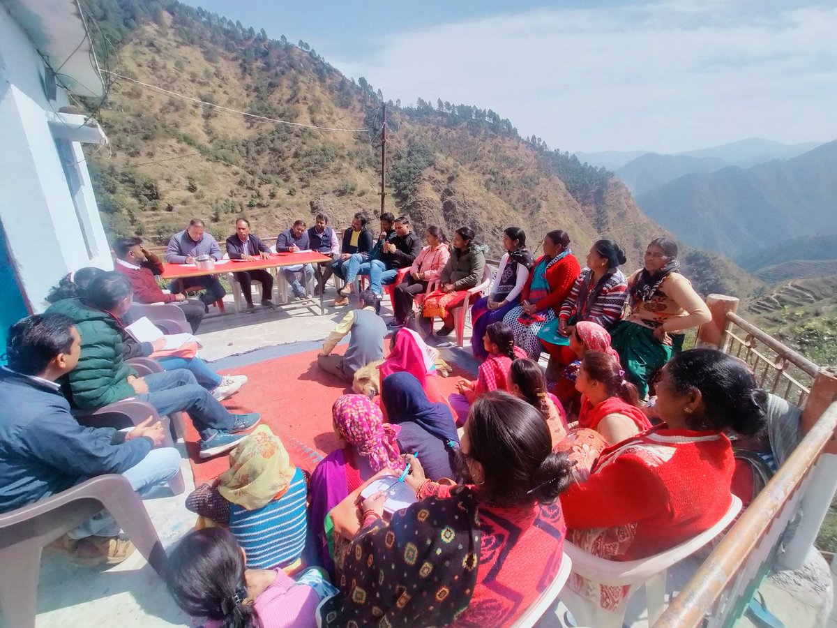 Pabau_RDUK's tweet photo. आजग्राम खतगैड में सरकार जनता के द्वार कार्यक्रम में ग्रामीणोंको रिपपरियोजना के बारे में जानकारी दीऔर किसतरह से लोकल प्रोडक्टों कोमहिलाओं द्वारा समूह के माध्यम से ग्रामीण उद्यमोंतक पहुंचानाहै इसकी जानकारी भी दी #Dstosir #Dposir #vpdo #Grs #FA #Lc #अन्यस्टाफ  @REAPPauri @cdo_pauri https://t.co/hEGTez2YjU