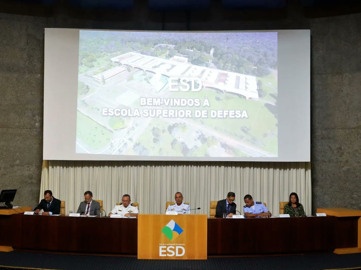 EscolaSupDefesa's tweet image. A sexta edição do #CAED-2023 teve início na manhã de terça-feira (28), na #ESD. A nova turma conta com 106 alunos, sendo 54 militares das três Forças Armadas, cinco militares das Forças de Segurança Pública Estaduais, 44 civis e três alunos de Nações Amigas.