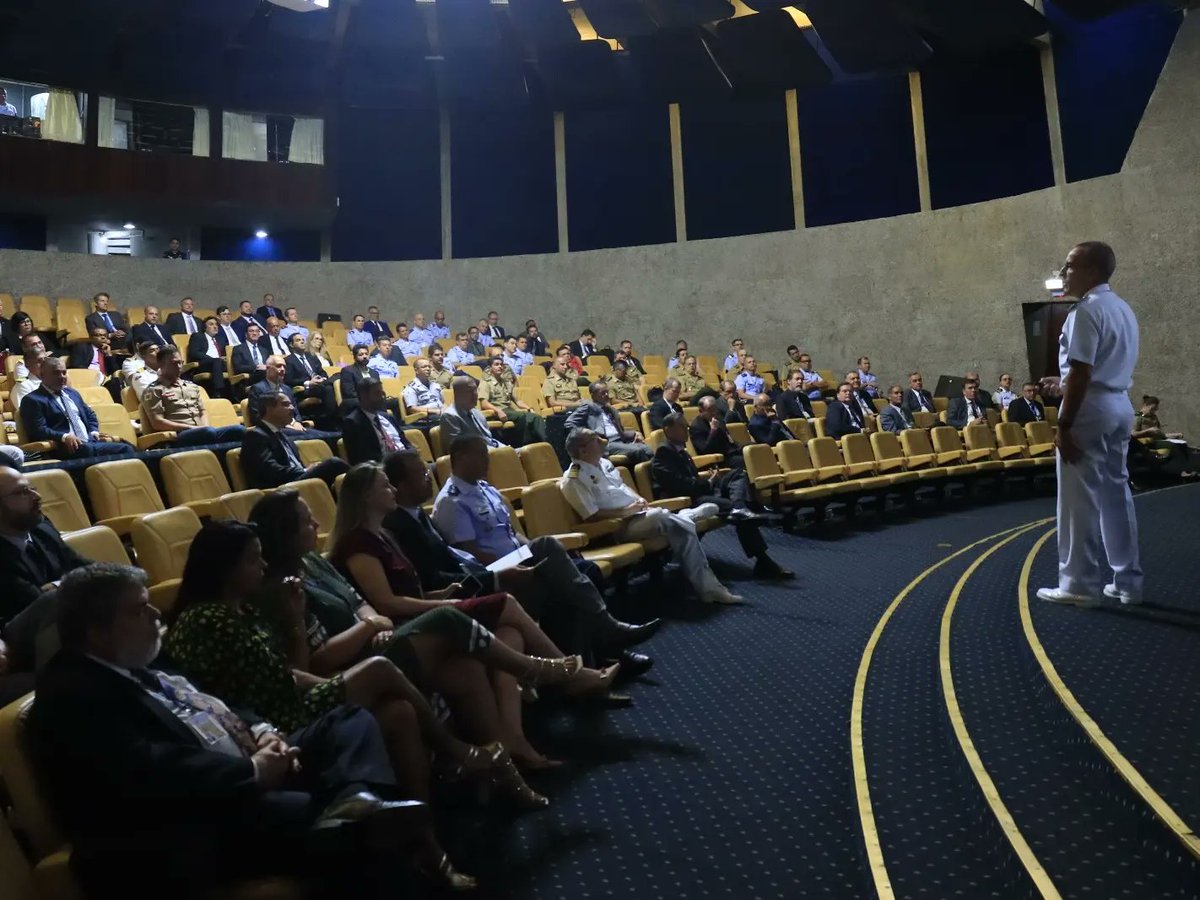 EscolaSupDefesa's tweet image. A sexta edição do #CAED-2023 teve início na manhã de terça-feira (28), na #ESD. A nova turma conta com 106 alunos, sendo 54 militares das três Forças Armadas, cinco militares das Forças de Segurança Pública Estaduais, 44 civis e três alunos de Nações Amigas.