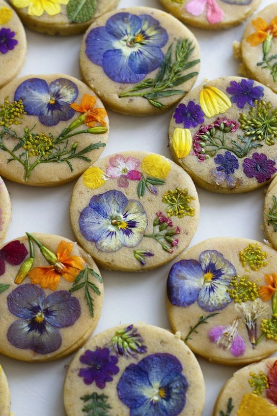 lavieestbelIe's tweet photo. Flower shortbread cookies https://t.co/WY8R90rTAL
