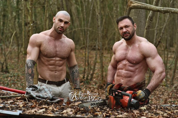 Chopping wood with my good friend  @AxelReedX 🪵
#malemodel #bodybuilders #fitmodel #bodybuilder #bears