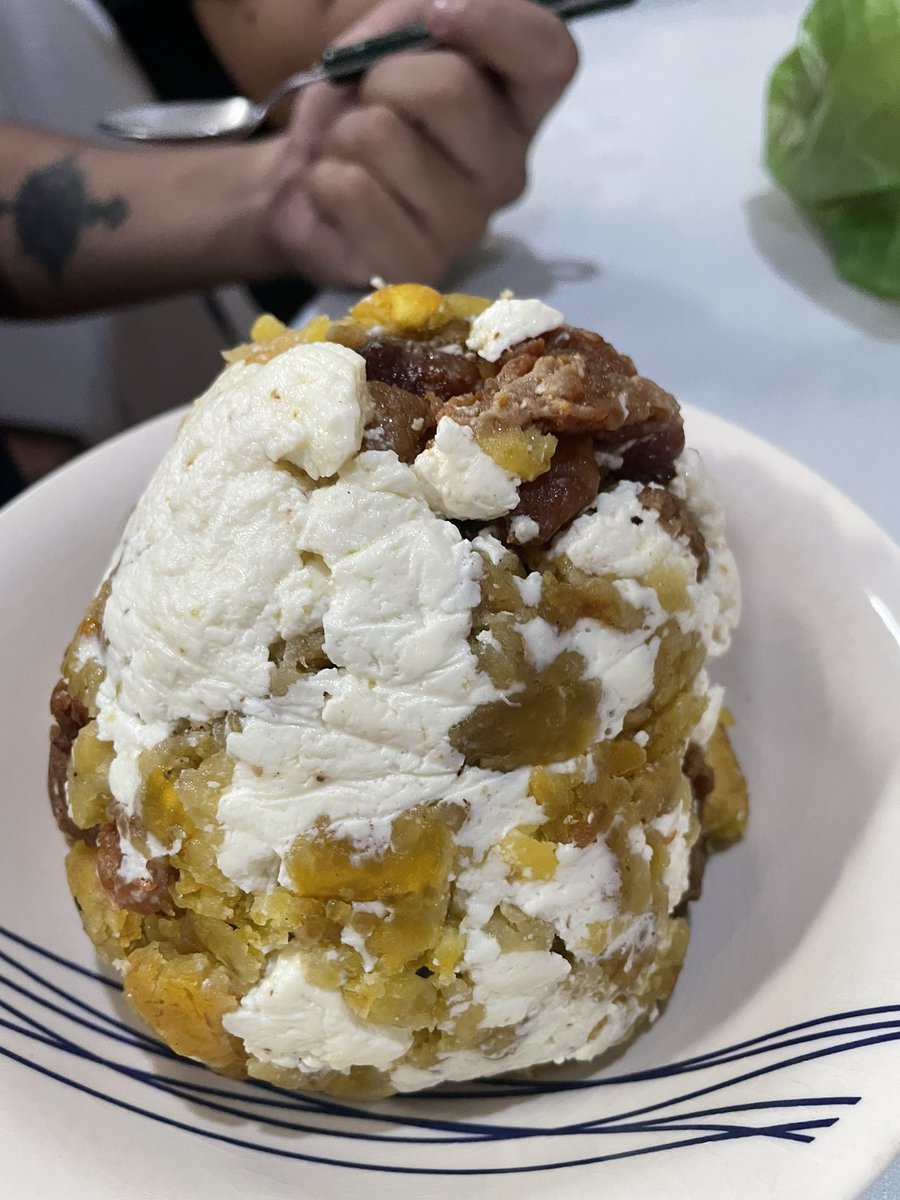 En Urdenor venden este bolón que parece cabeza de niño… por si andan buscando una opción de $3. Pero a ver si van con efectivo para no hacer un tiktok de que no aceptan tarjeta y también les molesta.