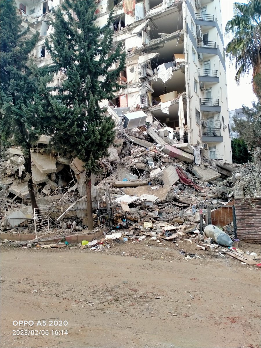 hermessahaf's tweet photo. Depremzede sahaflar için başlattığımız kampanyanın duyurusudur!
Alt alta tivitler olacak, sonuna dek okuyup RT’lerseniz sevinirim. Bahse konu beş arkadaş var, her birine bir tivit ayıracağım.
Öncelikle iki sene önce sel felaketi zamanı yaptığımızın benzerini yapmak istiyoruz. https://t.co/iWwZiYyeBg