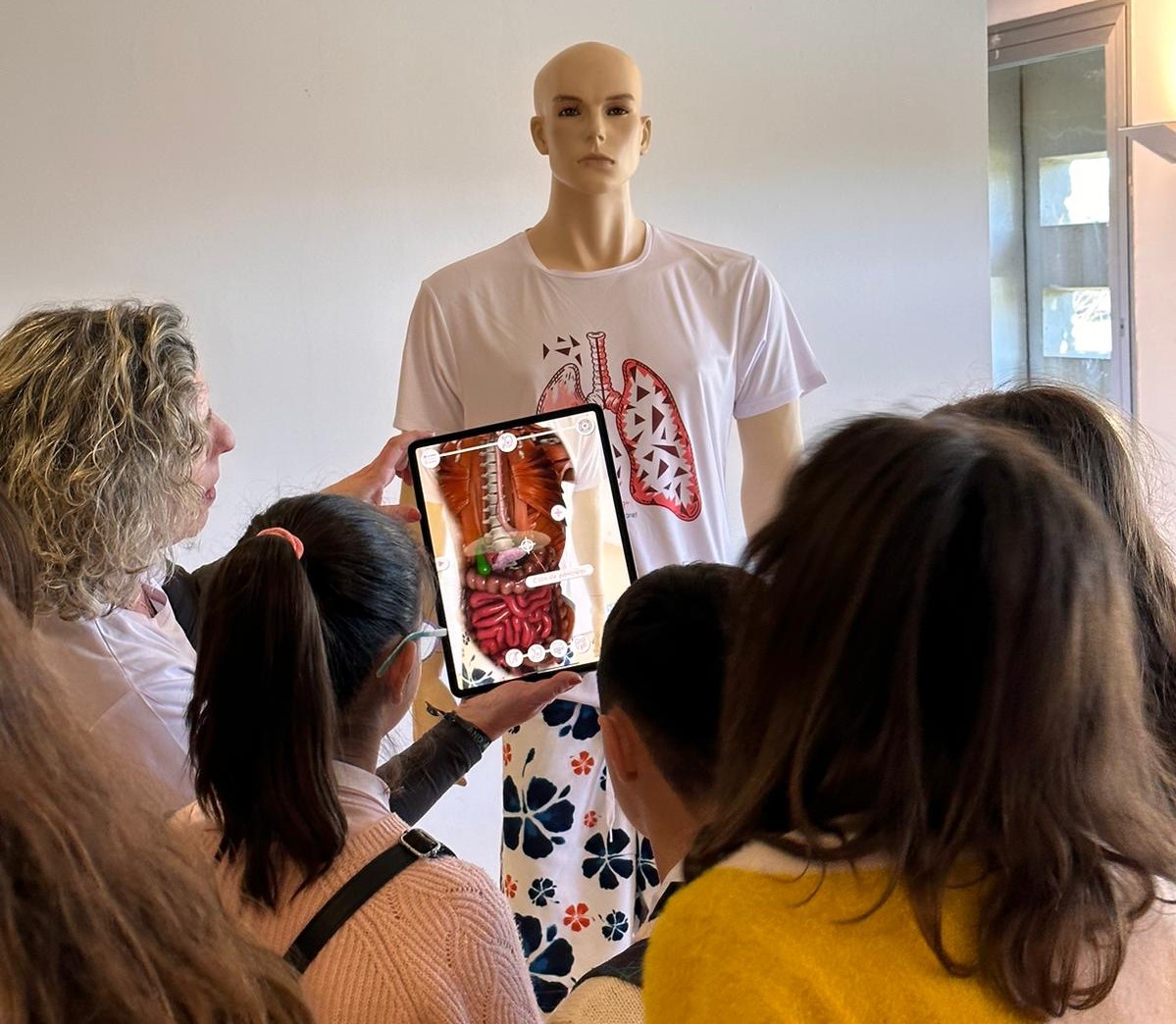 bodyplanetAR's tweet photo. Recordando la jornada de innovación educativa de este martes en Mérida.
Hemos podido hablar con muchos maestros y maestras, ver su entusiasmo y la ilusión que tienen por las #aulasdelfuturo.
Gracias a @Junta_Educacion por invitarnos a participar.
#InnovaEx23 #docentes https://t.co/E8wKEqXVRi