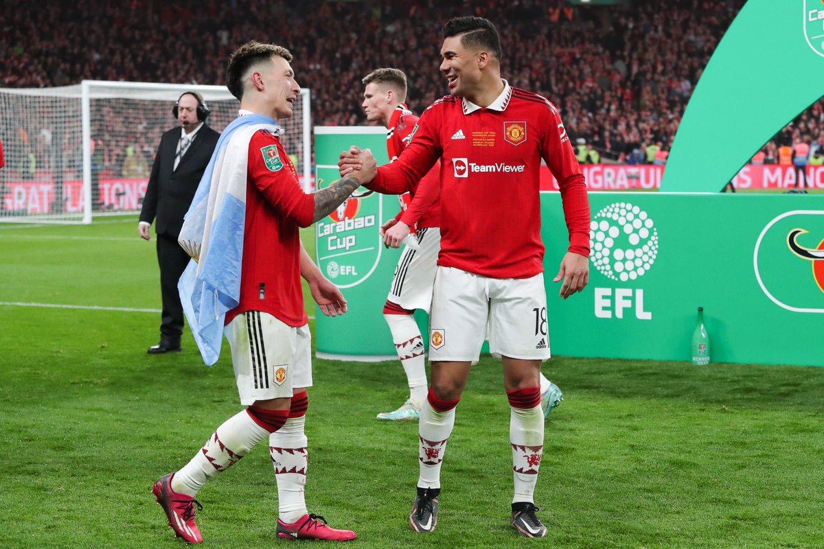 UtdPlug's tweet photo. 🚨🇧🇷 Casemiro: "I repeat, it's impossible to do it alone. There's the quality of my teammates. There's Licha [Lisandro Martinez] and [Raphael] Varane, great quality players." #MUFC https://t.co/AoM0GZGTHL