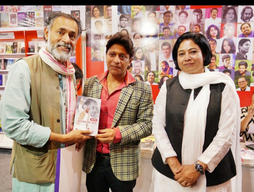 frankhuzur's tweet photo. It was a great opportunity for me to present a copy of #Socialist
#MulayamSinghYadav #biography to popular theorist @_YogendraYadav. @DrLaxman_Yadav & #DrGunjan were also present
As a #psephologist, #YogendraYadav had the ability to say a profound thing in a simple way. https://t.co/qeXil2WqPy