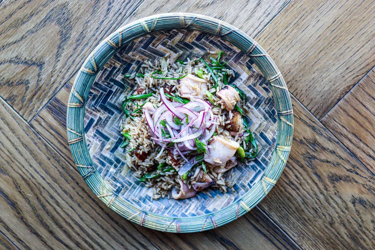 Arroz chaufa con chipirones, gambas y panceta. Esta combinación es espectacular, ¿te lo demostramos?

📍 Avda. de los Andes, 8
RESERVAS ➡ LINK EN BIO

#somosMoemios #Moemia #tabernaviajera #taberneros #deaquiydealla #muymoemios #goodvibes #viaje #arrozchaufa #chipirones