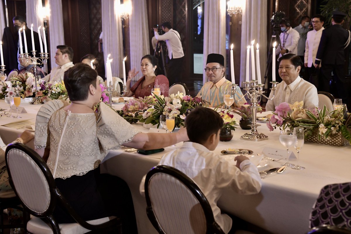 anwaribrahim's tweet photo. Saya dan delegasi Malaysia diundang untuk bersama dalam acara makan malam yang dihoskan oleh Presiden Marcos di Istana Malacañan malam ini.

#MalaysiaMADANI #MASPH https://t.co/F6AKMwgLul
