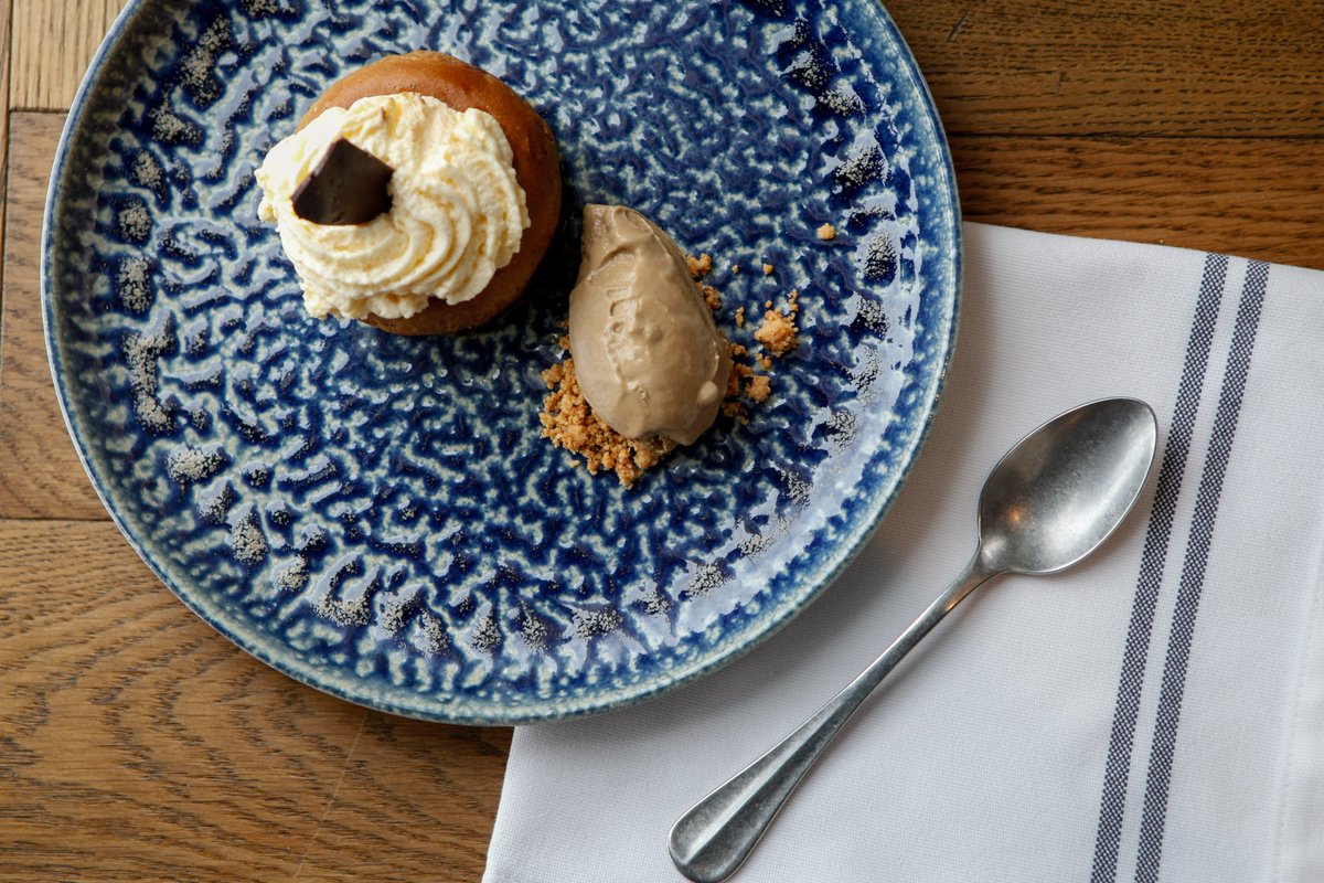 Este es uno de nuestros postres moemios: baba de tiramisú con helado de café.

📍 Avda. de los Andes, 8
RESERVAS ➡ LINK EN BIO

#somosMoemios #Moemia #tabernaviajera #taberneros #deaquiydealla #muymoemios #goodvibes #viaje #postres #tiramisú #heladodecafé