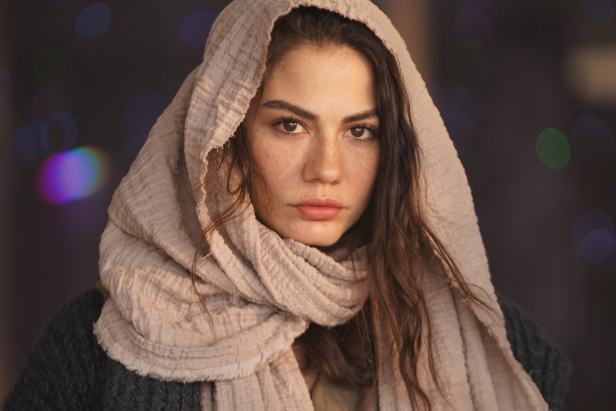dizilah's tweet photo. It's premiere day for FOX's #AdımFarah 🎬

The series centers on Farah, a dedicated mother with an ailing son who illegally resides in Istanbul. One fateful day, Farah unexpectedly witnesses a murder, and in a bid to save herself, she offers up her cleaning services to the mafia. https://t.co/eS1DfItyK4