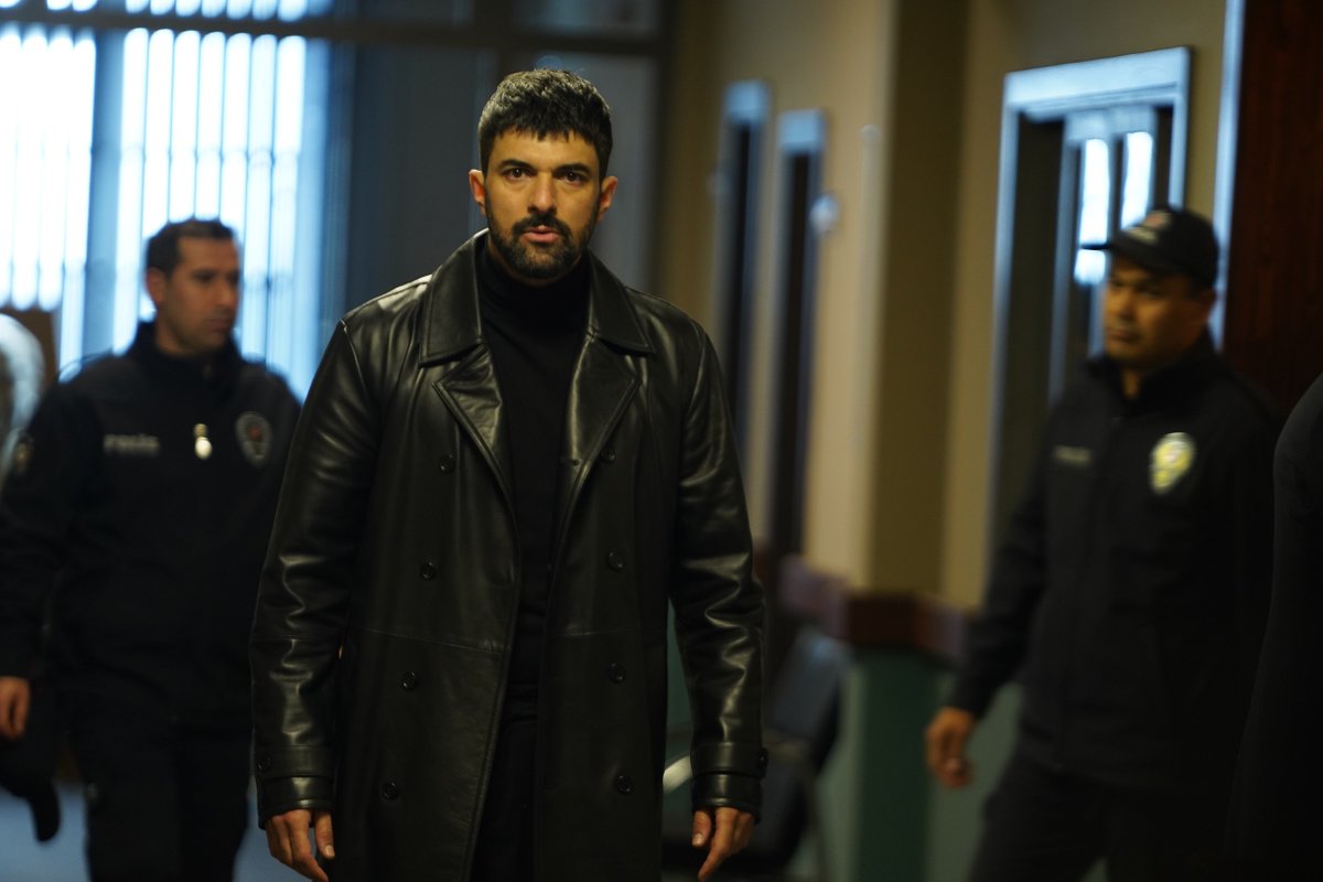 dizilah's tweet photo. It's premiere day for FOX's #AdımFarah 🎬

The series centers on Farah, a dedicated mother with an ailing son who illegally resides in Istanbul. One fateful day, Farah unexpectedly witnesses a murder, and in a bid to save herself, she offers up her cleaning services to the mafia. https://t.co/eS1DfItyK4