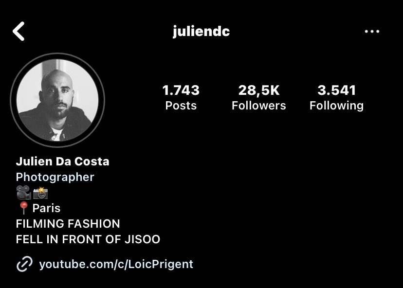 JisooBrasil's tweet photo. 📷 O fotógrafo que caiu na frente da Jisoo durante o desfile da Dior, atualizou a sua bio no Instagram.

 "CAI NA FRENTE DA JISOO"

JISOO THE FACE OF DIOR 
#JISOOxDiorAW23 @Dior https://t.co/UiWIx83Uh1