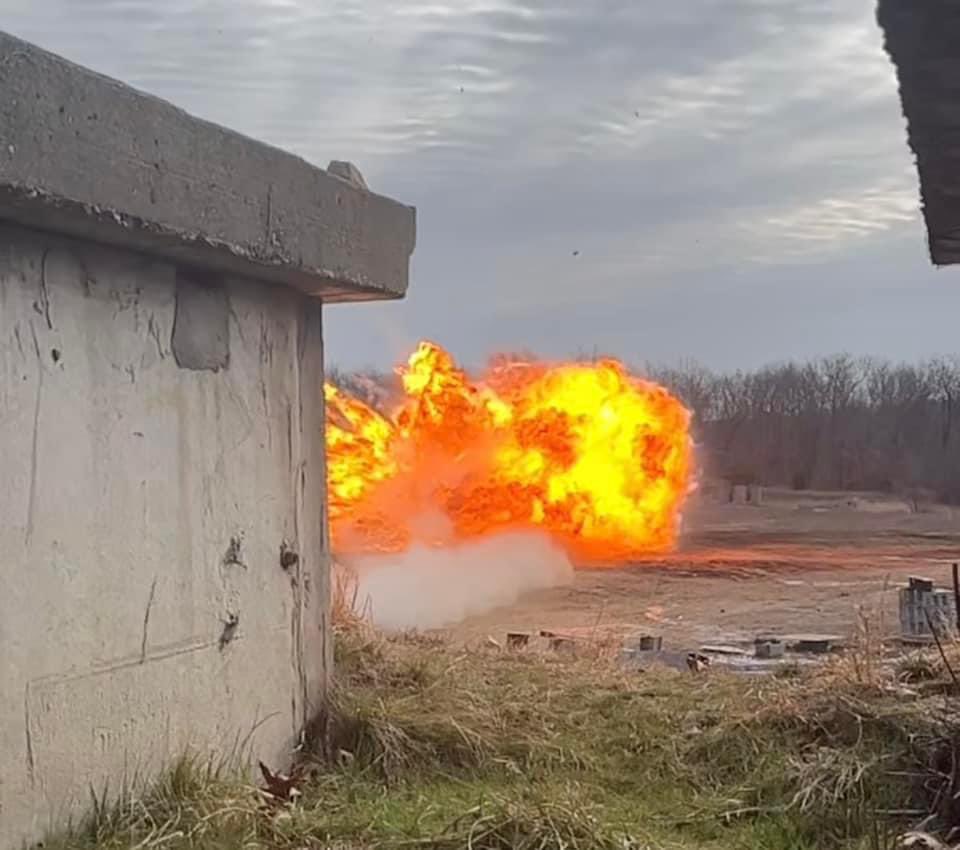Who did it better, the sunrise or the Sappers? Sappers from Class 005-23 conducted their heavy demolition range this morning. #ETR #SLTW @Sapper_Assoc @169EN_Battalion @1stENBDE @USAEnReg @fortleonardwood @TRADOC @USArmy