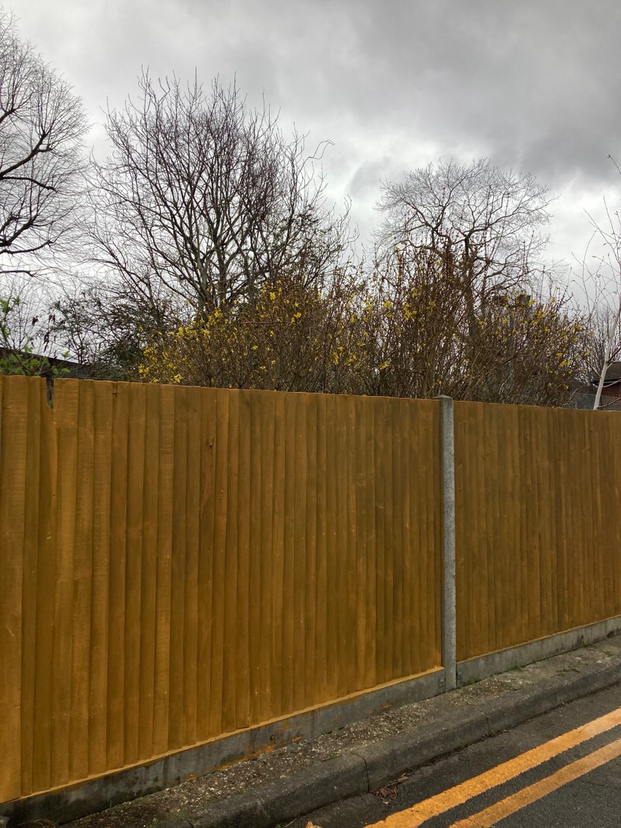 LondonPS_CP's tweet photo. People on Probation have been undertaking their UPW hours transforming fencing around the St Laurence Church community in @LewishamCouncil under the guidance of our Project Supervisor Jumbo. Check out the during & after #MakeADifference #London #CP50 #payingback https://t.co/c6lHwaGmPl