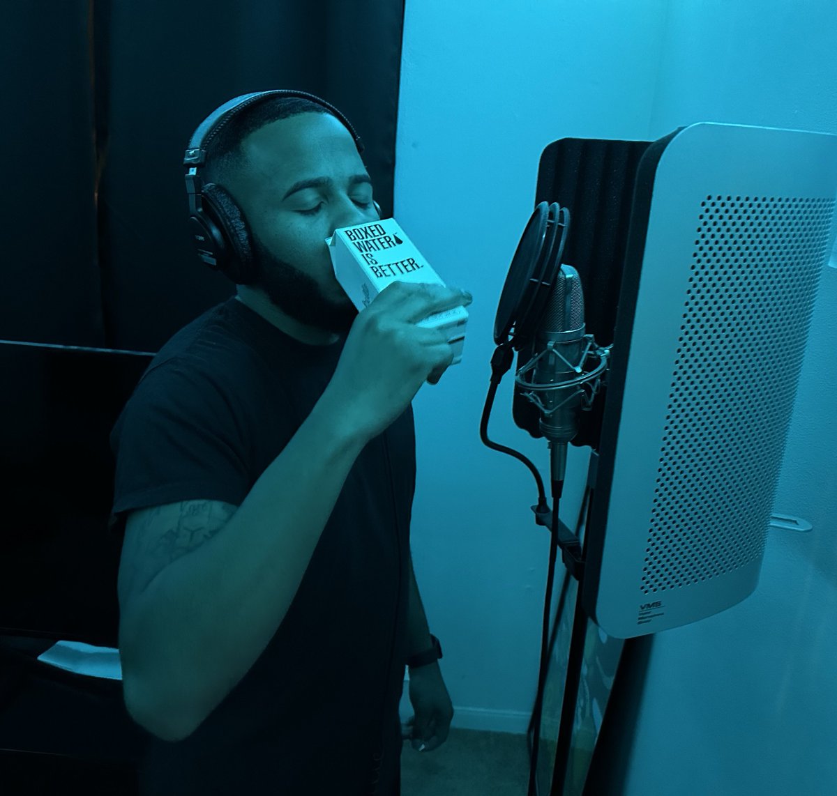 TheAzarian's tweet photo. From the basketball court to the recording studio @IntellectRfg stays hydrated with @boxedwater. The end result is his latest project ‘March Mayhem II’ that you can enjoy on your favorite music streaming platform.
💦 https://t.co/4PfLa5YoRi
#ncaa #boxedwaterisbetter https://t.co/NPF6MAuHJB