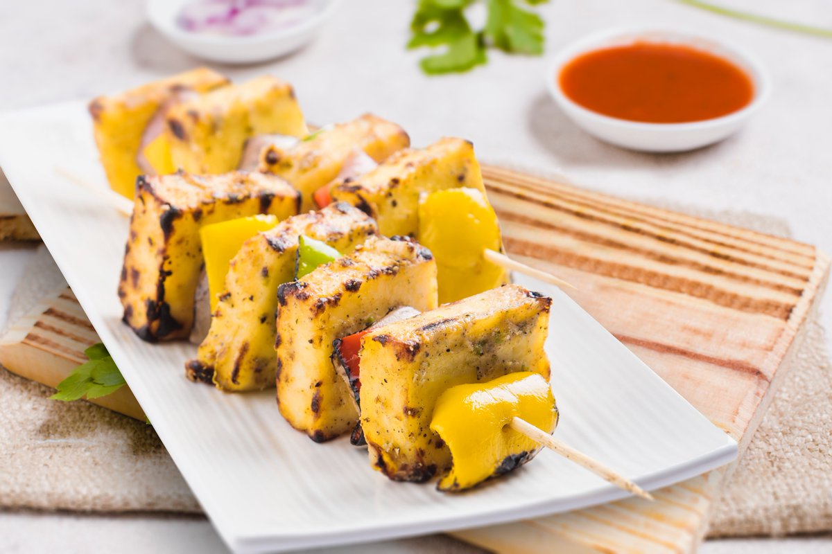 MyTarkib's tweet photo. El paneer es un tipo de queso indio que se usa en muchos platos vegetarianos, como el palak paneer (curry de espinacas y queso) y el paneer tikka (brochetas de queso marinado). Es una deliciosa y proteica alternativa a la carne.
#comida #queso #paneer #comidahindu #mytarkib https://t.co/P1tuyHmzI2