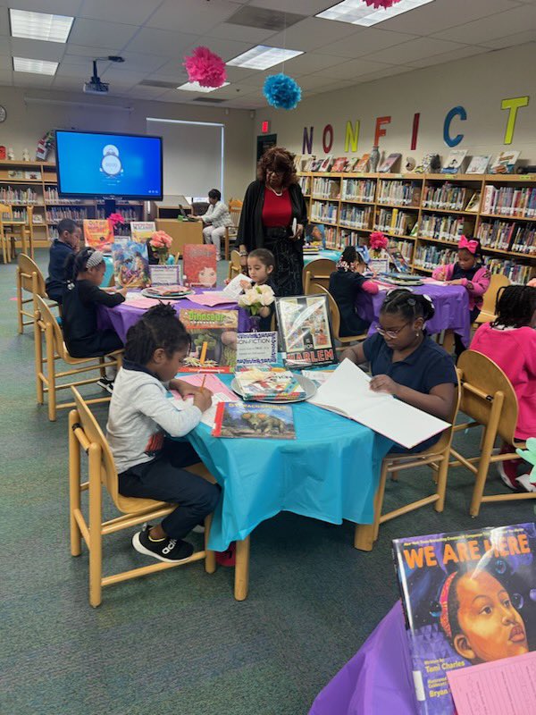 hulljacksones's tweet photo. Our kindergarten scholars enjoyed the HJM Book Tasting in the library. #WeLoveOurLibrarian #ReadMeWeek @DrNatalynGibbs @phillipim5 @montessorimj https://t.co/1kbizeH5ar