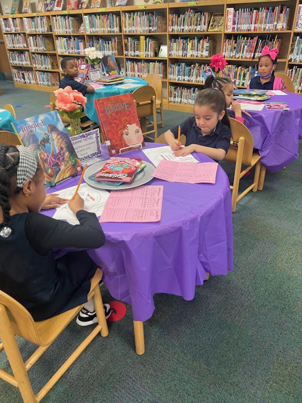 hulljacksones's tweet photo. Our kindergarten scholars enjoyed the HJM Book Tasting in the library. #WeLoveOurLibrarian #ReadMeWeek @DrNatalynGibbs @phillipim5 @montessorimj https://t.co/1kbizeH5ar