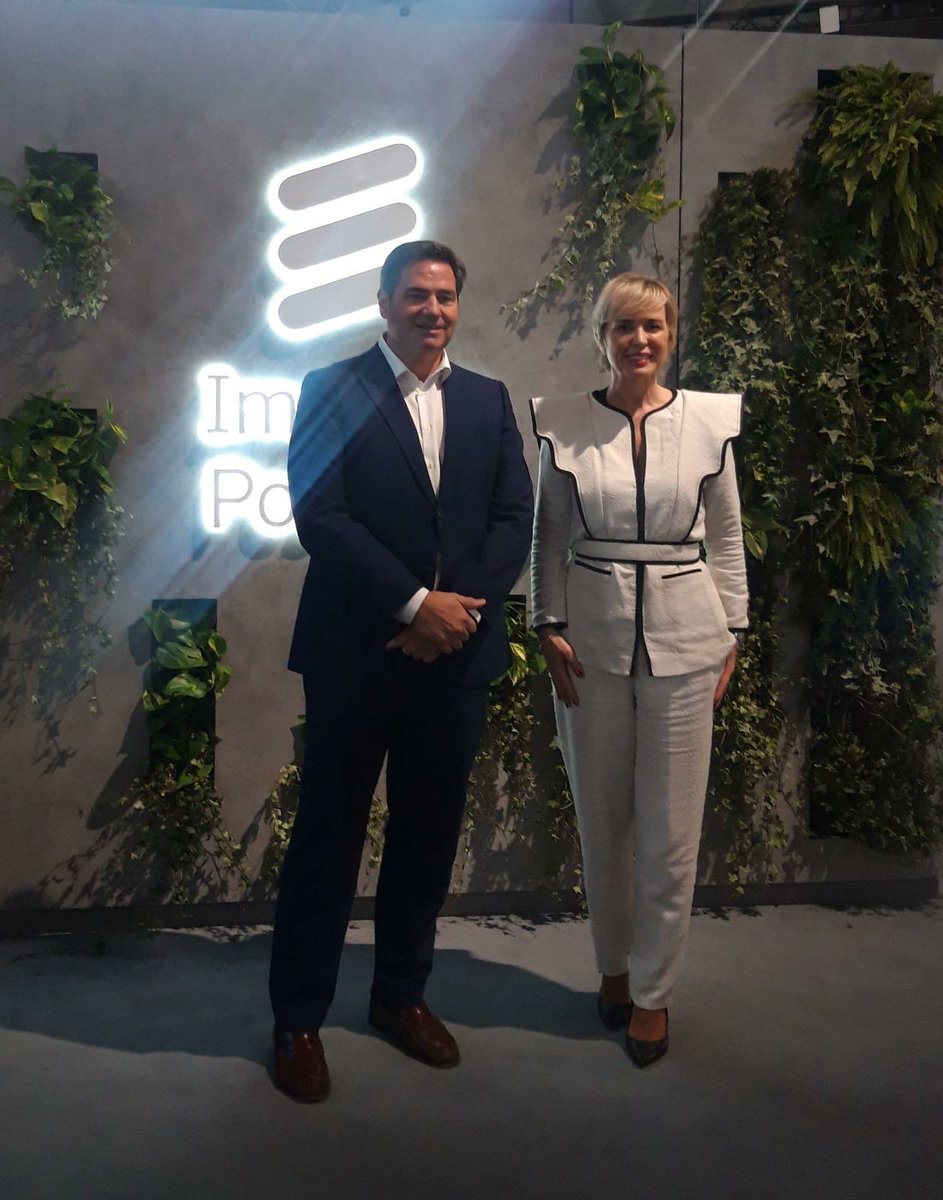 Ericsson_es's tweet photo. Con @carmeartigas @SEDIAgob hemos compartido nuestras últimas innovaciones en #IA desarrolladas en nuestro centro de i+D de Málaga, enfocadas a reducir el consumo eléctrico, y a localizar y predecir posibles incidencias de red. 

¡Un honor la visita! #EricssonMWC https://t.co/Yus0RQV9Vg