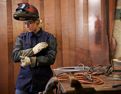ScandiWorkwear's tweet photo. Our Scandi brands have extensive ranges for women - including female fit versions on many ranges including high viz and teamwear #womeninconstruction #teamwear #workwear #fristads #blaklader #hellyhansenworkwear #MASCOTworkwear https://t.co/klTaQr8pWG