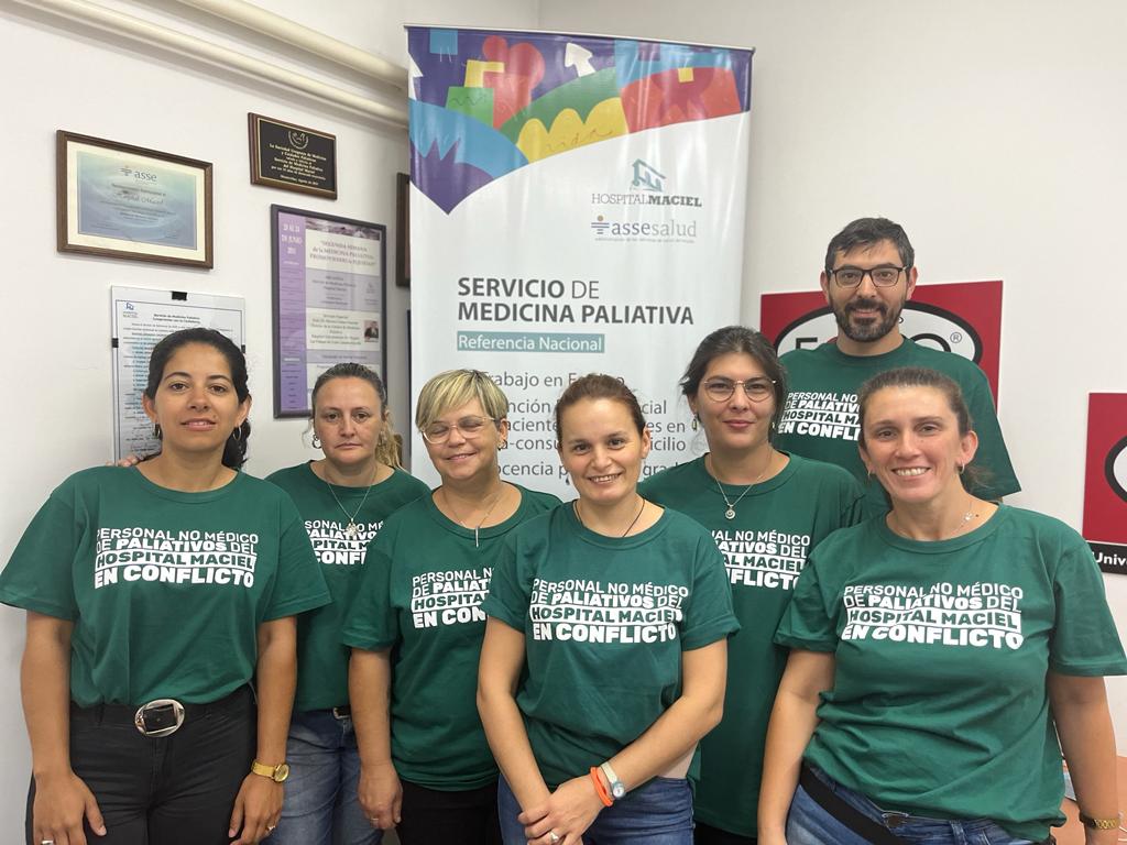 persnomedsmp's tweet photo. Personal no médico del Servicio de Medicina Paliativa del @HospitalMaciel en preconflicto. Servicio de referencia de @ASSEcomunica, asistimos pacientes con necesidades paliativas de alta complejidad y sin embargo no tenemos una remuneración acordé. @LeoCipriani20 @gerardoeguren https://t.co/QlVqApmpIm