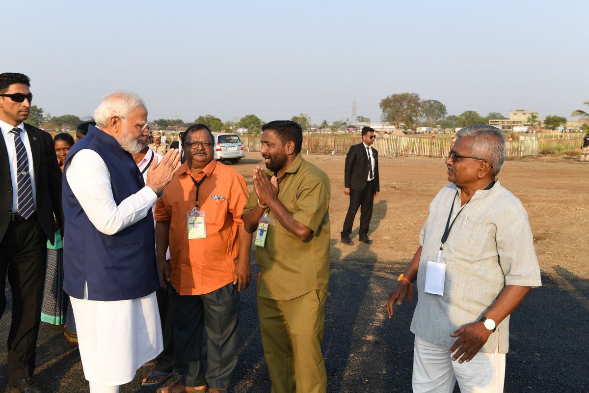 DadaMatang's tweet photo. प्रधान सेवक के लिए जनता सर्वोपरि! 

लोकप्रिय प्रधानमंत्री श्री @narendramodi जी ने कर्नाटक के शिवमोगा में स्वच्छता मित्र, ड्राइवर, किसान, राज मिस्त्री, मज़दूर ��र सामान्य कार्यकर्ताओं से मिलकर उनका कुशलक्षेम जाना। https://t.co/PCgRJ5eksr