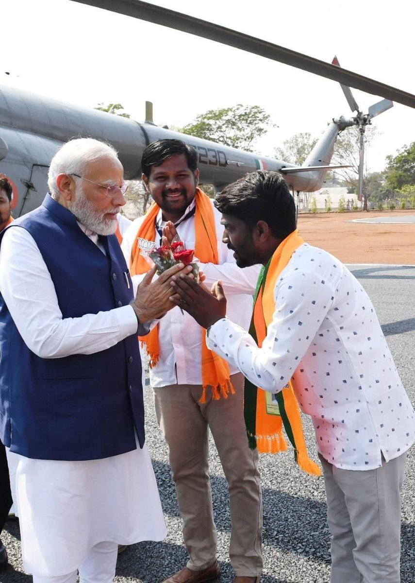 DadaMatang's tweet photo. प्रधान सेवक के लिए जनता सर्वोपरि! 

लोकप्रिय प्रधानमंत्री श्री @narendramodi जी ने कर्नाटक के शिवमोगा में स्वच्छता मित्र, ड्राइवर, किसान, राज मिस्त्री, मज़दूर ��र सामान्य कार्यकर्ताओं से मिलकर उनका कुशलक्षेम जाना। https://t.co/PCgRJ5eksr