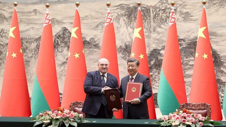 ByinBrazil's tweet photo. ⚡Opinião importante de A.Lukashenko na reunião com Xi Jinping:
“A China é uma defensora do mundo multipolar. Esta também é a nossa política de #Belarus 🇧🇾”.
📍 As propostas da #China 🇨🇳 sobre desenvolvimento pacífico no 🌐, boa vizinhança e eliminação de sanções 🟰 a posição 🇧🇾. https://t.co/o85uIrtj6O