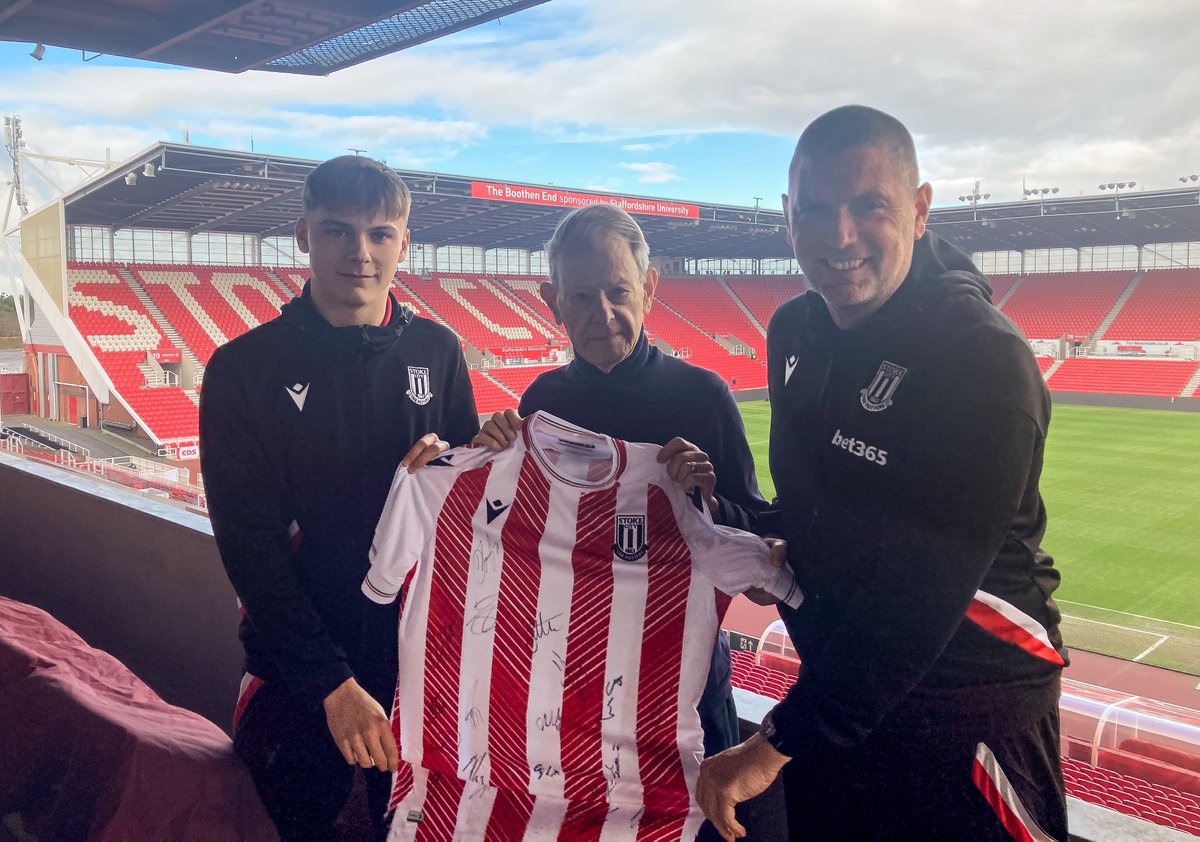 As part of their education programme, members of our U14 and U18 squads were visited by John Hajdu MBE of <a href="/HolocaustUK/">H.E.T.</a>, who shared his story of how he survived the Holocaust and rebuilt his life in the UK as a refugee 🕯