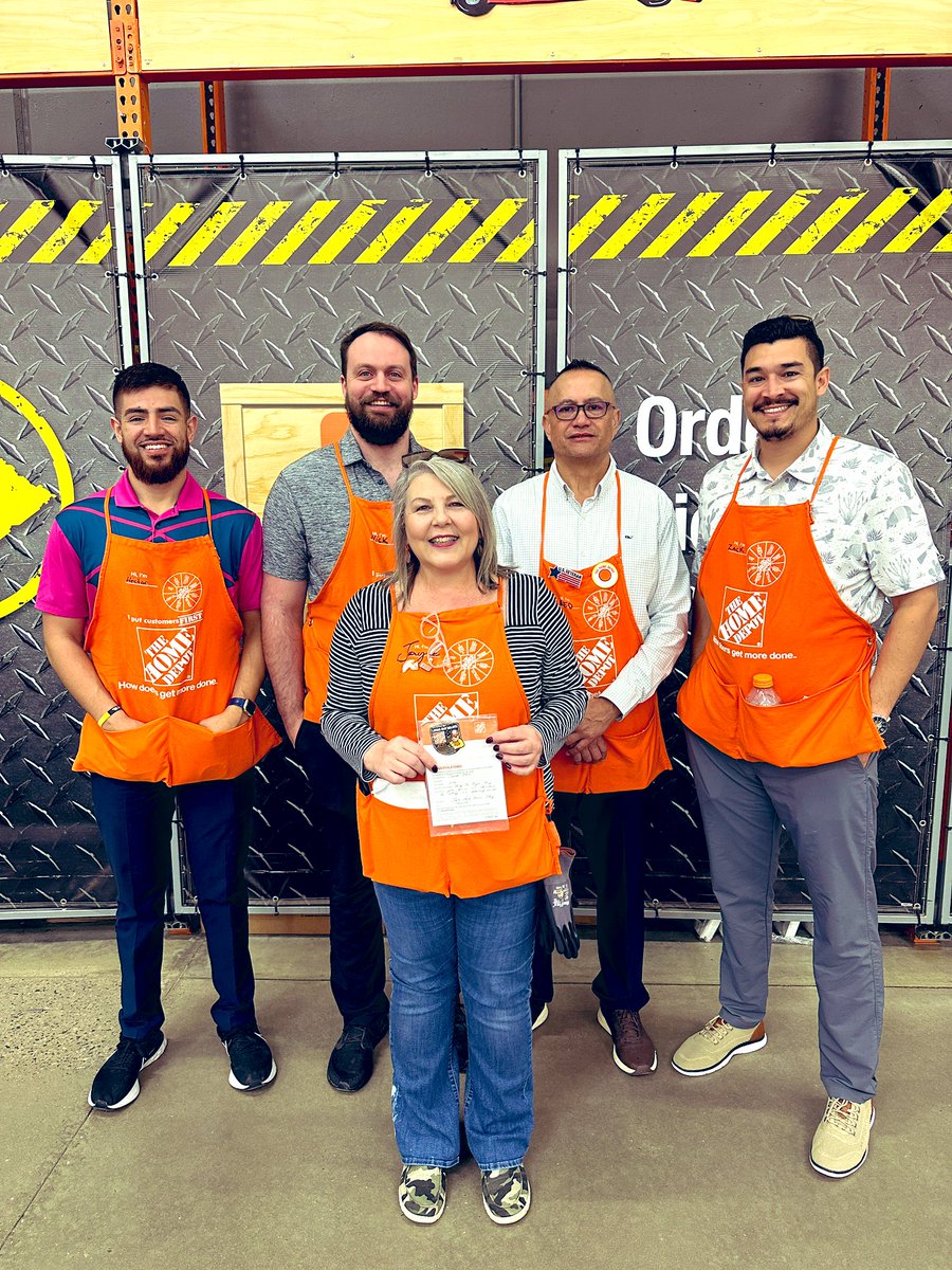 The brand new Safety Field Support team for the #Gulf rewarding Front-End Supervisor Jayne in #Midsouth store #0174 Dawsonville, GA for her awesome engagement around safety!