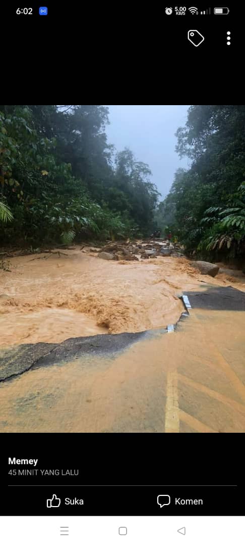 Sandran41H's tweet photo. Jalan yang menuju ke kpg kahmidah dan kpg selai perkampungan Asli Bekok telah mengalami sekatan disebabkan pokok bertumbang di persimpangan Jln.Tindakan segera diperlukan @ @onnhafiz @mynadma @bombaJBPM @MdLabisOfficial @bernamadotcom https://t.co/ILmdJ4fpAX