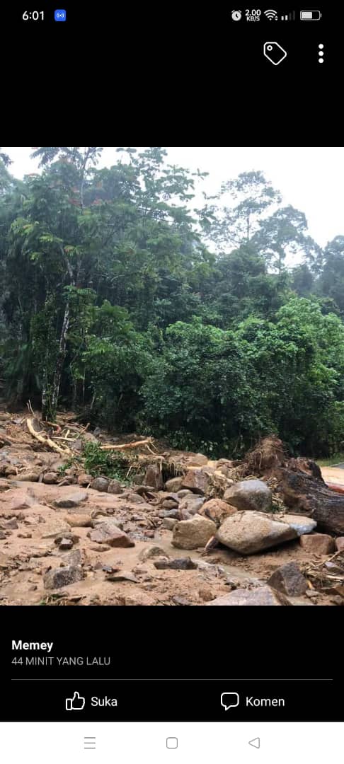 Sandran41H's tweet photo. Jalan yang menuju ke kpg kahmidah dan kpg selai perkampungan Asli Bekok telah mengalami sekatan disebabkan pokok bertumbang di persimpangan Jln.Tindakan segera diperlukan @ @onnhafiz @mynadma @bombaJBPM @MdLabisOfficial @bernamadotcom https://t.co/ILmdJ4fpAX
