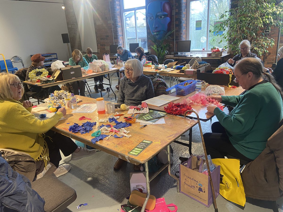 Lovely to meet some new crafters at ♻️Sustain Social♻️ this aft at <a href="/TheValeMossley/">The Vale</a>

Plenty of ☕️s, 🍪s &amp; chat - even squeezed in a bit of sustainable crafting with wool &amp; fabric🧶more Kintsugi repairing &amp; some super skill sharing - with a crochet masterclass!