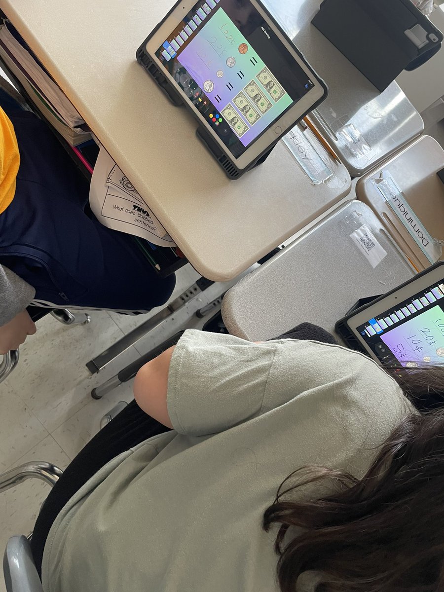 Shout out to <a href="/john_carper3/">John Carper</a> @MrsRCole11 and their crew for this awesome Keynote Money  activity. Limitless learning still happening without a network