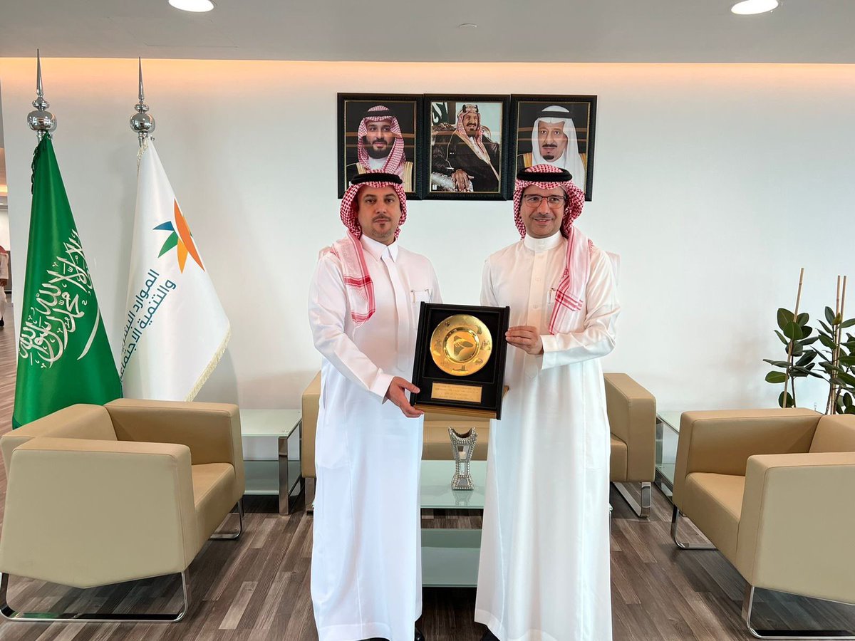 alhammadhamad's tweet photo. نشكر معالي نائب وزير الموارد البشرية الدكتور عبدالله ابواثنين وسعادة الوكلاء على الاهتمام الذي لمسناه للعمل على مصلحة القطاع الاقتصادي بشكل عام وقطاع المقاولات بشكل خاص والذي من شأنه دفع عجلة التنمية في بلدنا الغالي في ظل دعم حكومتنا الرشيدة. https://t.co/sjDXBDtVF2