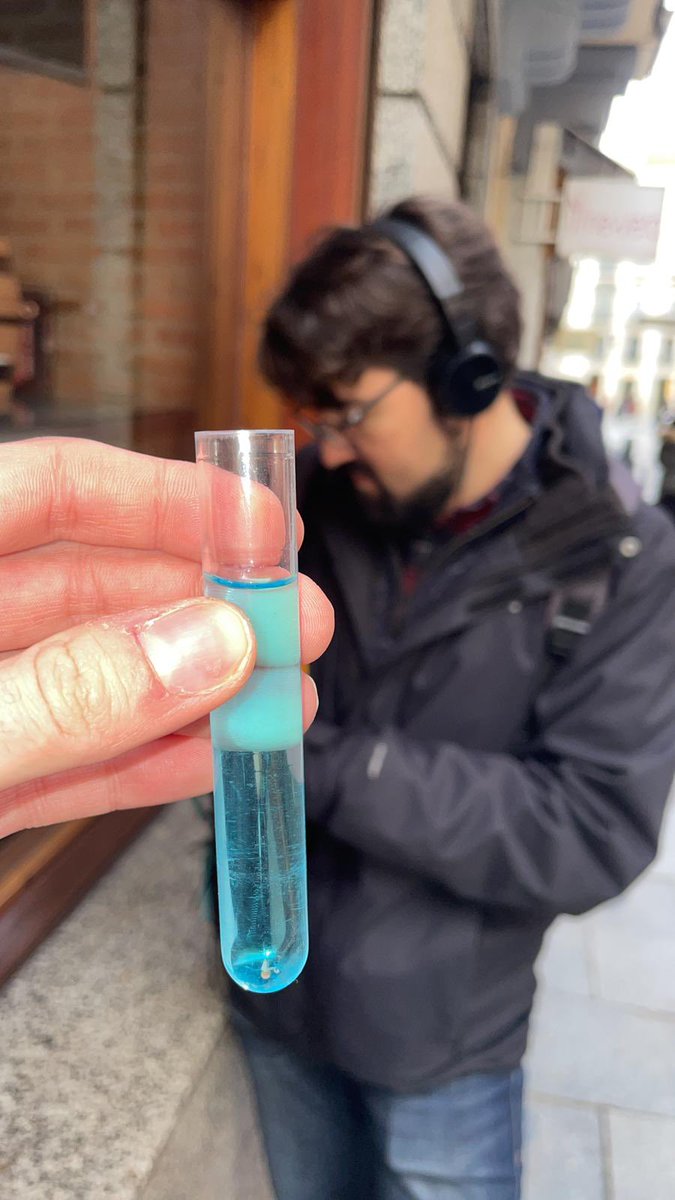 lab_rtvees's tweet photo. Fuimos a la calle a preguntar algo muy sencillo: ¿qué es este líquido azul?

Y recibimos todo tipo de respuestas, menos la que estábamos buscando…👀

Abrimos 🧵 https://t.co/oNjJM2RYos
