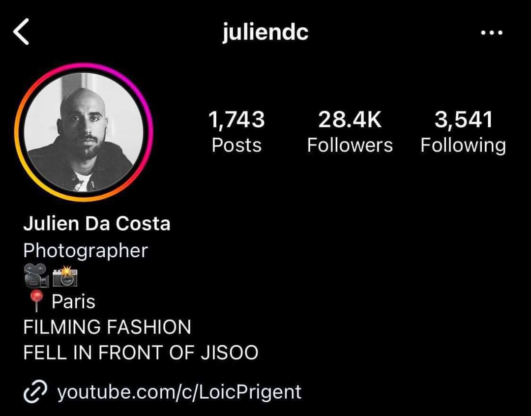 misskoreaJisoo's tweet photo. El fotógrafo que se cayó frente a Jisoo subió esto a su Instagram; Y todavía se cambia la descipción en su perfil con “caí frente a JISOO”  JAJAJAJJAJAJJAA https://t.co/LC7w5XsFyc