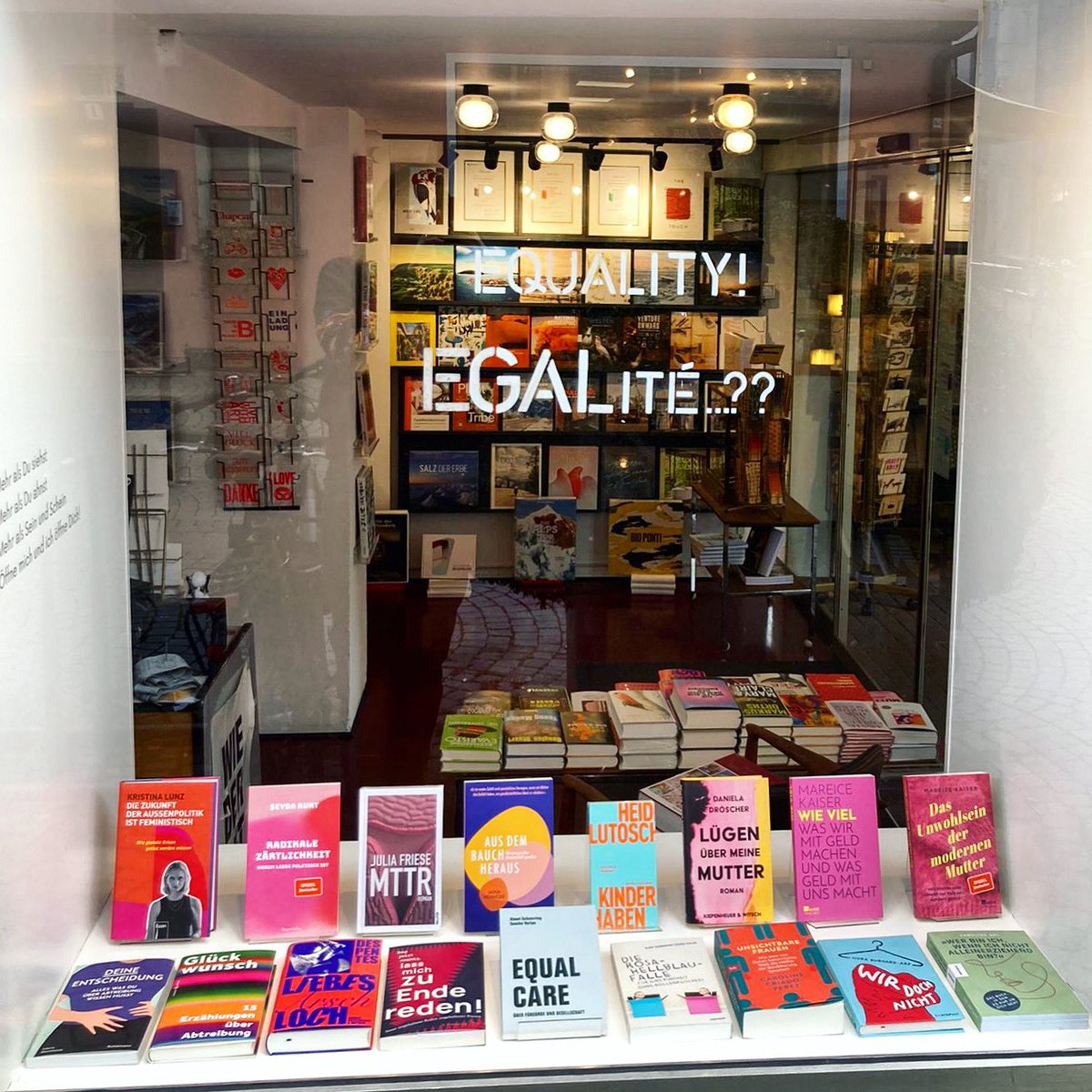 Unser Schaufenster mit #Buchtipps zum #EqualCareDay. #ulm
