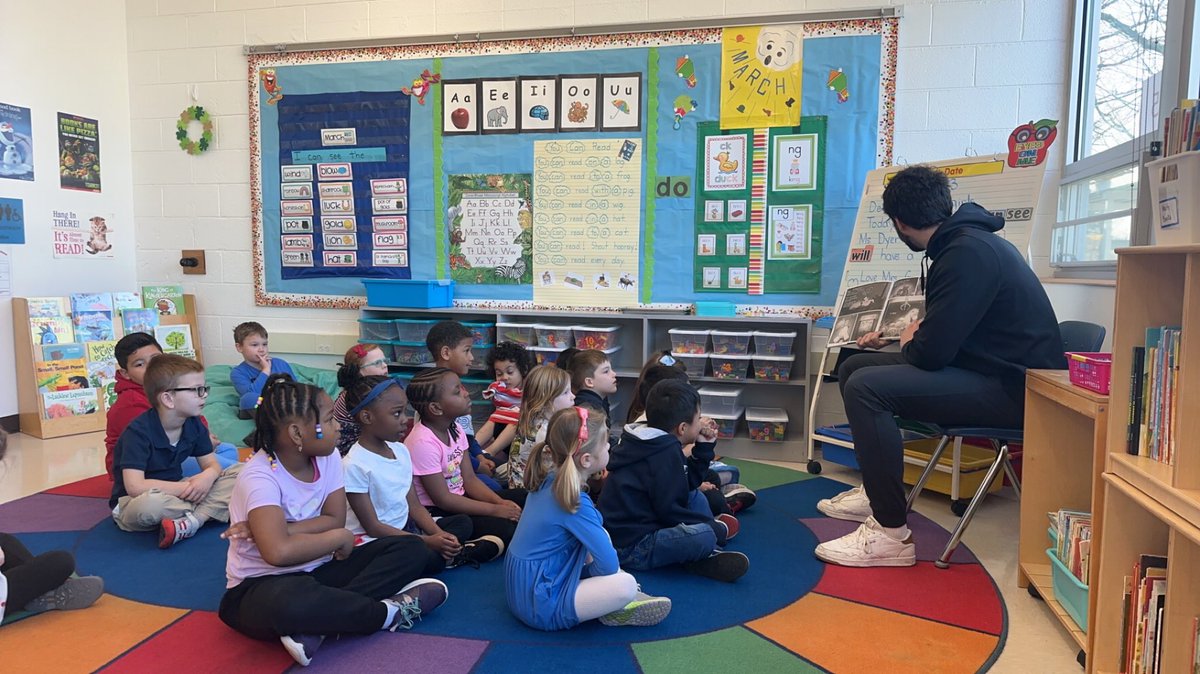 RMCHoops's tweet photo. Members of our team Will Coble, Josh Talbert, Vincent Payne, and Lance Johnson spent time at Crestview Elementary this morning as a part of Read Across America week 📖🐝 #JacketsFamily https://t.co/JrW0SBjS9o