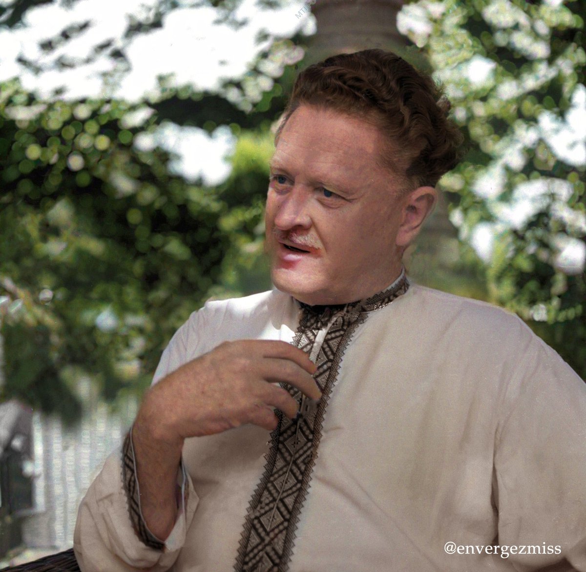 "Bir daha geri dönmemek üzre yıkılıp gidecekler.
Ve elbette ki, sevgilim, elbet,
dolaşacaktır elini kolunu sallaya sallaya,
dolaşacaktır en şanlı elbisesiyle : işçi tulumuyla
bu güzelim memlekette hürriyet…"

Nâzım Hikmet,  6 Aralık 1945