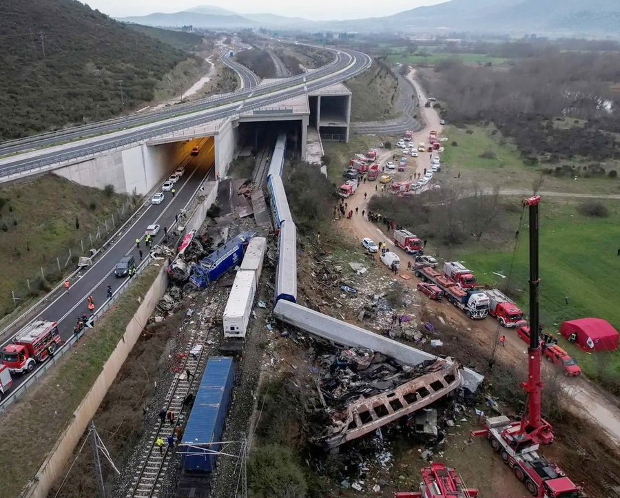 ShetSadanand's tweet photo. I am shocked to hear about the tragic accident in #Greece killing 36 people in a train carrying hundreds of passengers, many of whom were students. I send my deepest condolences to the family of all those who has lost their loved ones and wish speedy recovery for the injured. https://t.co/2eylS6L3AR