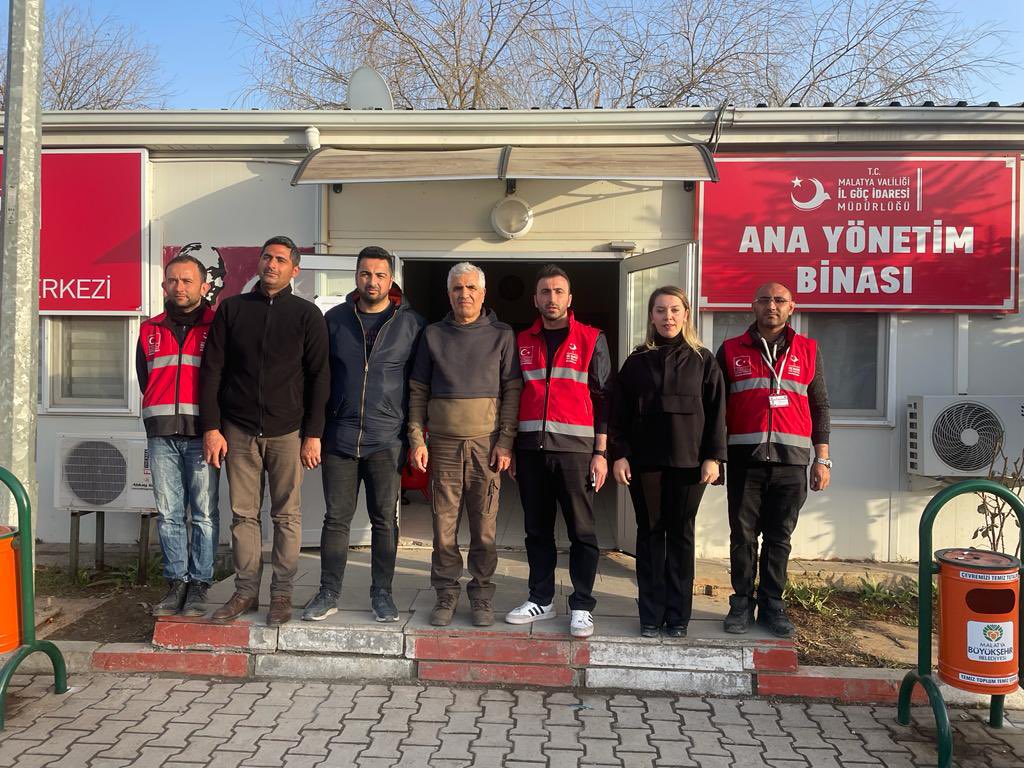fuatucar24's tweet photo. Göç İdaresi Beydağı geri gönderme merkezinde depremden dolayı görev yapan Göç İdaresi Başkanlığı Sivil Toplum ve Yabancı Topluluklarla İlişikiler Daire Başkanı @GkhanAKYILDIZ ‘ı ziyaret ederek, deprem çalışmaları ile ilgili bilgi alışverşinde bulunduk. @DrSavasUnlu https://t.co/lkyXhgH3wA