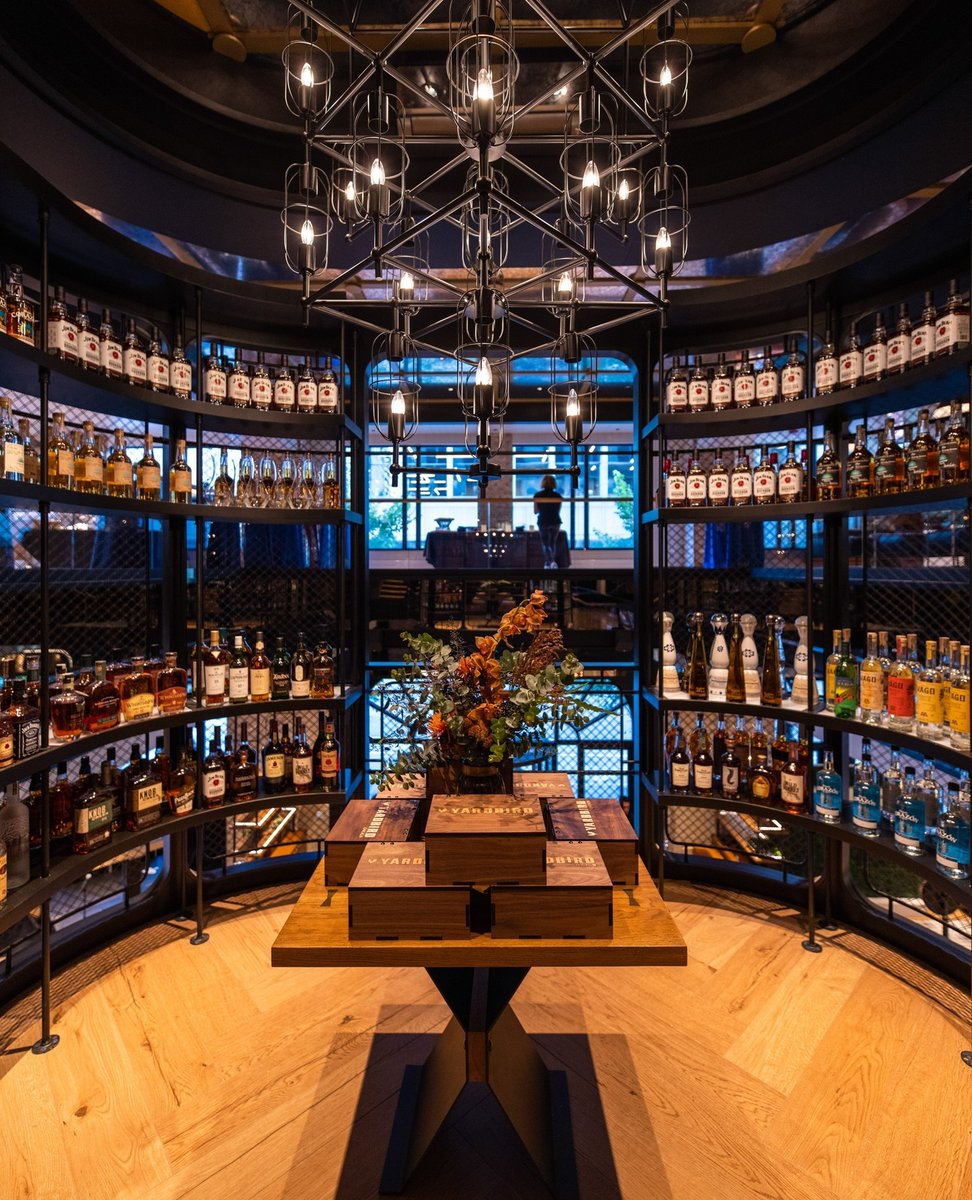 Ideoli's tweet photo. Experience the perfect ambiance at Yardbird with our 𝐜𝐮𝐬𝐭𝐨𝐦 𝐥𝐢𝐠𝐡𝐭𝐢𝐧𝐠, creating a warm and inviting atmosphere for your dining pleasure!
photo reposted from @ybrestaurants
#ideoli #invigorateyourspace #customlightingdesign #lights #customlighting https://t.co/5tTDZV7ovW