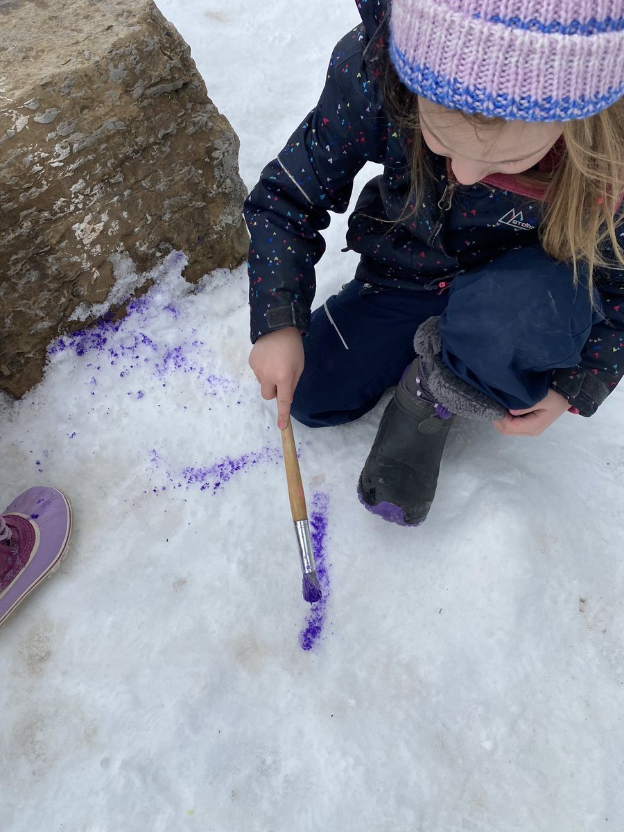 Snow painting!! ❄️🎨 #kinderfun #art @showyoulearn @GEDSB