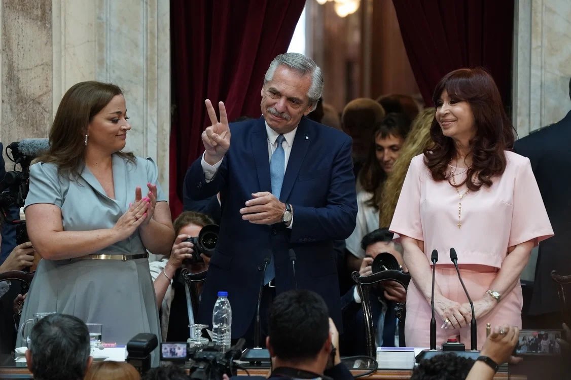 roxanareyessc's tweet photo. Un presidente desconectado de la realidad, haciendo ficción y faltando el respeto a todos los argentinos que sufren. Hizo una puesta en escena hablando de un país que no existe. Debería pedir perdón @alferdez https://t.co/HWPxFuC5Qb