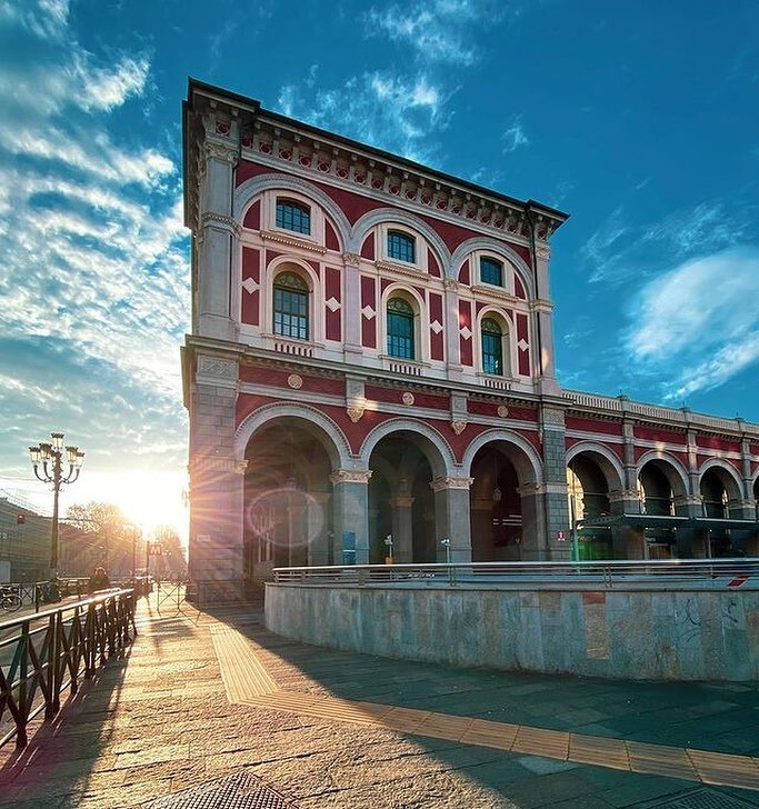📍Stazione Torino Porta Nuova 

Inaugurata nel 1853, la stazione fu realizzata dopo l’unificazione italiana dall’ingegnere Alessandro Mazzucchetti e dall'allievo Carlo Ceppi. 

Ampliata diverse volte nel corso dei decenni, venne colpita da due bombardamenti negli anni Quarant…
